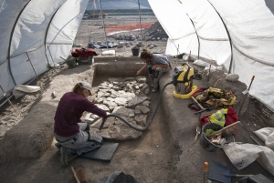 fouille d'un coffrage de sépulture, site de Petit Beaulieu, Clermont-Ferrand